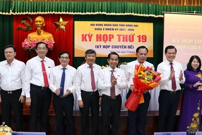 Bí thư Tỉnh ủy Đồng Nai Nguyễn Hồng Lĩnh cùng các đồng chí lãnh đạo tỉnh chúc mừng đồng chí Võ Tấn Đức được bầu giữ chức Chủ tịch Ủy ban nhân dân tỉnh Đồng Nai. 