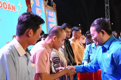 Phó Bí thư Tỉnh ủy, Trưởng Đoàn đại biểu Quốc hội tỉnh Đồng Nai Quản Minh Cường trao tặng quà Tết cho công nhân lao động.