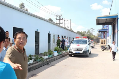 Bí thư Huyện ủy Vĩnh Cửu Nguyễn Văn Thuộc có mặt bên trong công ty để chỉ đạo khắc phục vụ việc.