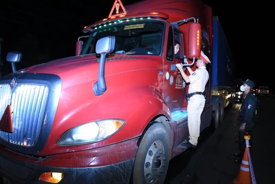 Lực lượng công an kiểm tra nồng độ cồn một lái xe trên Quốc lộ 20.