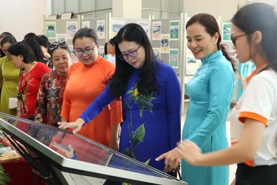 Các đại biểu tham dự khai mạc trải nghiệm không gian triển lãm thông qua màn hình tương tác.