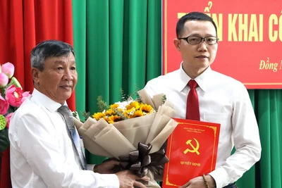 Phó Bí thư Thường trực Tỉnh ủy Đồng Nai Hồ Thanh Sơn trao quyết định và tặng hoa chúc mừng đồng chí Nguyễn Phong An.