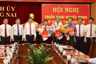 Lãnh đạo tỉnh Đồng Nai trao quyết định và tặng hoa chúc mừng 3 đồng chí Bí thư Huyện ủy.