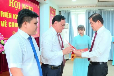 Bí thư Tỉnh ủy Đồng Nai Nguyễn Hồng Lĩnh trao quyết định cho đồng chí Võ Tấn Đức.
