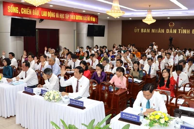 Các đại biểu Hội đồng nhân dân tỉnh Đồng Nai biểu quyết thông qua Nghị quyết tại kỳ họp.