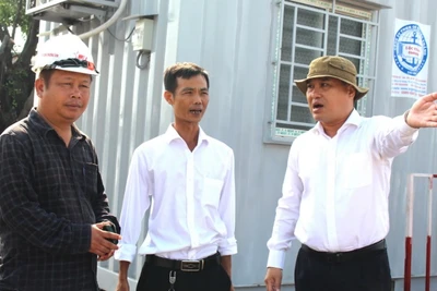 Bí thư Thành ủy Biên Hòa Hồ Văn Nam (bên phải) chỉ đạo công tác giải phóng mặt bằng dự án trọng điểm quốc gia cao tốc Biên Hòa-Vũng Tàu tại phường Phước Tân.