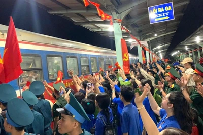 Đông đảo cán bộ, người dân tỉnh Đồng Nai tiễn cán bộ, chiến sĩ hành quân bằng tàu hỏa về lại đơn vị.