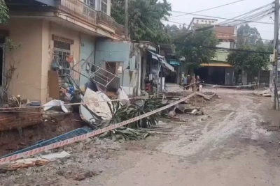 Hiện trường bức tường mương thoát nước bị sập khiến bà Xứng bị thương nặng.