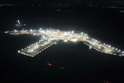 Ban đêm trên công trường gói thầu thi công nhà ga hành khách sân bay Long Thành. Thiết kế hình hoa sen lộ diện dưới ánh sáng đèn thi công.