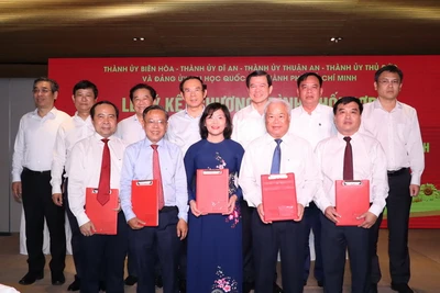 Đồng chí Nguyễn Văn Nên cùng các đại biểu tại Lễ ký kết. 