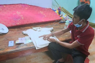 Đối tượng Châu Thanh Phong cùng tang vật.