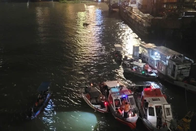 Ca nô được huy động để tổ chức tìm kiếm ô-tô 7 chỗ ngồi rơi xuống sống Đồng Nai.