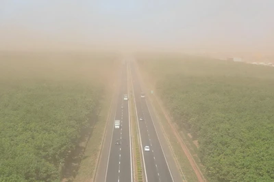 Bụi đỏ từ công trường sân bay Long Thành bao phủ đường cao tốc Thành phố Hồ Chí Minh - Long Thành - Dầu Giây.