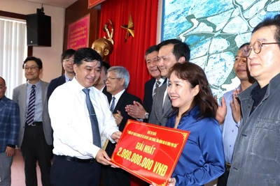 Phó Chủ tịch Ủy ban nhân dân tỉnh Đồng Nai Hồ Văn Hà trao giải nhất cuộc thi nhóm tác giả.