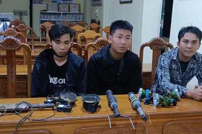 Các đối tượng cùng bộ kích điện tang vật bị Đồn Biên phòng Phúc Sơn phát hiện xử lý.