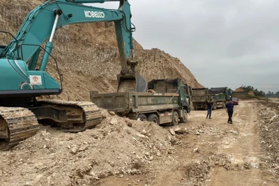 Hiện trường vụ khai thác đất khu vực núi Dứa.