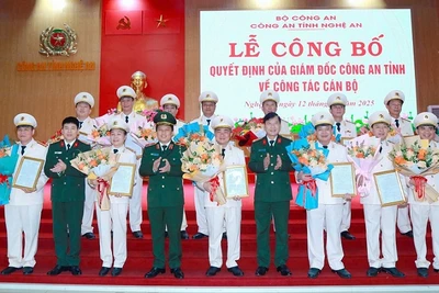 Lãnh đạo Công an tỉnh trao quyết định, chúc mừng các đồng chí nghỉ công tác trước hạn tuổi phục vụ cao nhất trong Công an nhân dân. (Ảnh: Trọng Tuấn)