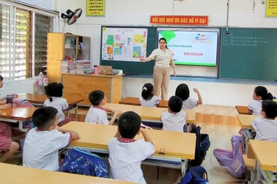 Các em học sinh rất thích thú học tiếng Anh với giáo viên người nước ngoài.