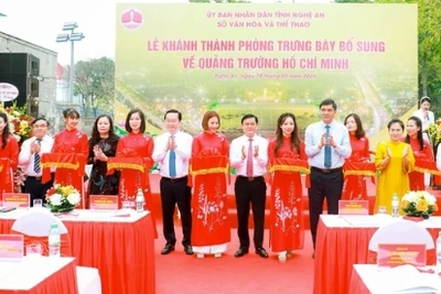 Cắt băng khánh thành Phòng trưng bày bổ sung về quảng trường Hồ Chí Minh.