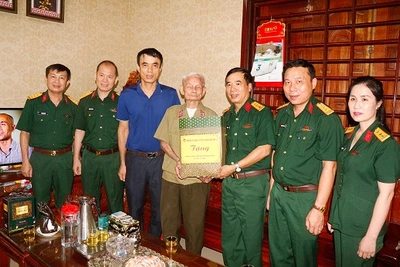 Đoàn công tác thăm, tặng quà cựu chiến binh trực tiếp tham gia Chiến dịch Điện Biên Phủ Nguyễn Cảnh Thìn ở khối 22, phường Hưng Bình, thành phố Vinh (Nghệ An). (Ảnh: TRỌNG KIÊN)