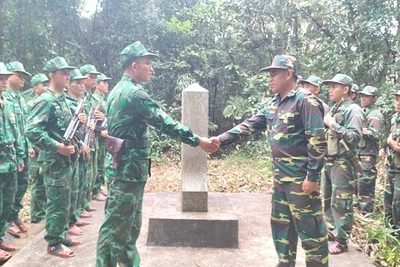 Lực lượng tuần tra chung thực hiện các nghi thức phối hợp tại cột mốc 455. 