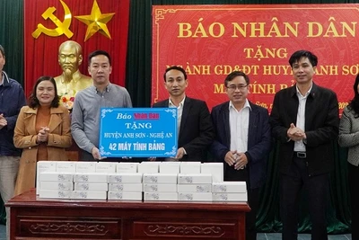 Chánh Văn phòng Báo Nhân Dân Vũ Hoàng Vĩnh trao máy tính bảng cho ngành Giáo dục và Đào tạo huyện miền núi Anh Sơn.