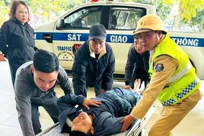 Cảnh sát giao thông Nghệ An đưa người đột quỵ trên đường đến bệnh viện Hữu nghị Đa khoa Nghệ An cấp cứu kịp thời.