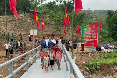 Niềm vui của dân bản và các cháu học sinh bản Nhôn Mai ngày khánh thành cầu qua suối khe Hỷ.
