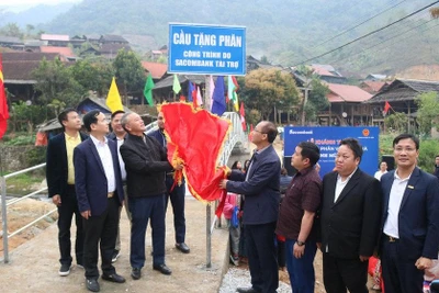 Khánh thành và đưa cầu "giúp em vượt lũ" vào hoạt động. (Ảnh: Lữ Phú)