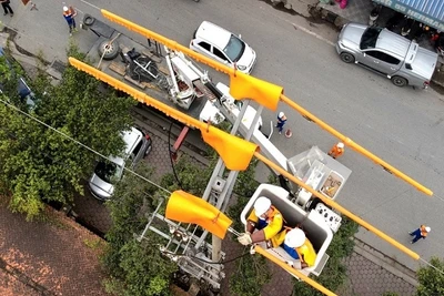 Điện lực Nghệ An thực hiện sửa chữa lưới điện bằng công nghệ Hotline, không gây gián đoạn quá trình sản xuất và sinh hoạt.