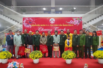 Lãnh đạo Bệnh viện Quân y 4 tặng quà cho các bệnh nhân.