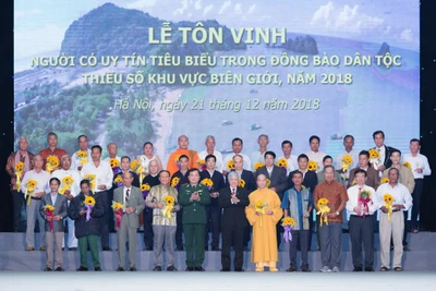 Năm 2018, Tạp chí Cộng sản, Ủy ban Dân tộc và Bộ Tư lệnh Bộ đội Biên phòng phối hợp với các địa phương lựa chọn và biểu dương 163 đại biểu tiêu biểu trong Chương trình “Điểm tựa của bản làng” lần thứ I. (Ảnh: Ban Tổ chức)