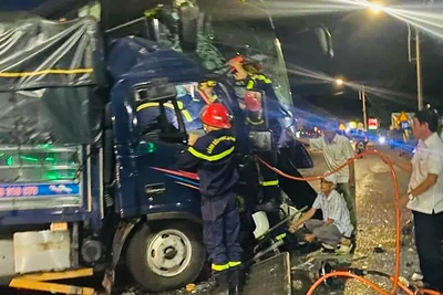 Hiện trường vụ tai nạn tại km 1273+500 quốc lộ 1 (thị xã Sông Cầu, tỉnh Phú Yên) khiến 1 người tử vong. 