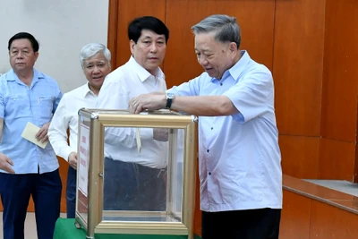 Tổng Bí thư, Chủ tịch nước Tô Lâm và các đồng chí lãnh đạo Đảng, Nhà nước tiến hành quyên góp ủng hộ đồng bào chịu ảnh hưởng của bão số 3 tại buổi lễ.