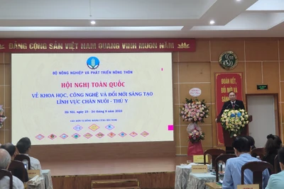 Thứ trưởng Nông nghiệp và Phát triển nông thôn Phùng Đức Tiến phát biểu tại hội nghị.