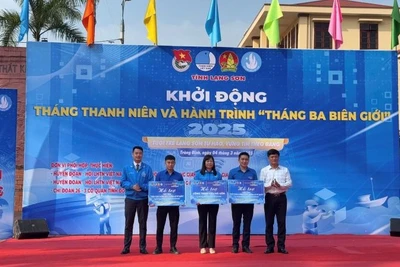 Lãnh đạo Tỉnh đoàn Lạng Sơn trao kinh phí hỗ trợ xây dựng các công trình thanh niên tại huyện Tràng Định.