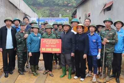 Ban chỉ đạo xóa nhà tạm, nhà dột nát huyện Yên Sơn trao hỗ trợ làm nhà cho hộ gia đình tại xã Chân Sơn.