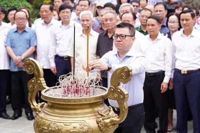 Đồng chí Lê Quốc Minh, lãnh đạo Hội Nhà báo Việt Nam và lãnh đạo tỉnh Thái Nguyên dâng hương tưởng niệm Chủ tịch Hồ Chí Minh, người thầy của Báo chí cách mạng Việt Nam tại ATK Định Hóa.