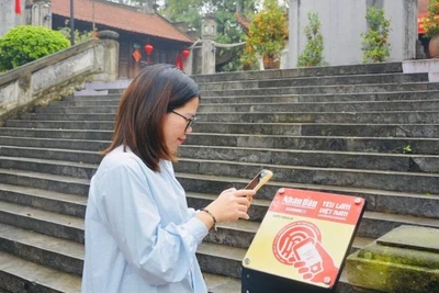 Du khách trải nghiệm tương tác với dự án "Yêu lắm Việt Nam" tại Văn Miếu Bắc Ninh.