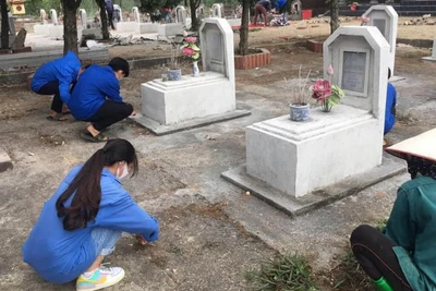 Phần mộ của các thanh niên hy sinh luôn được thế hệ trẻ chăm sóc.