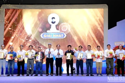 Lãnh đạo tỉnh trao giải cho tác giả, nhóm tác giả đoạt giải Nhất Giải thưởng Báo chí Huỳnh Thúc Kháng lần thứ 17.