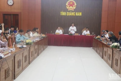 Quang cảnh họp báo thông tin về kỷ niệm 50 năm Ngày giải phóng và 95 năm Ngày thành lập Đảng bộ tỉnh Quảng Nam. 