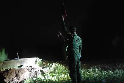 Bộ đội Biên phòng Quảng Nam bắn pháo hiệu thông báo cho các phương tiện tàu thuyền đang hoạt động trên biển chủ động ứng phó mưa bão.