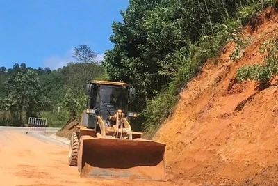 Khắc phục sạt lở trên tuyến ĐT606, đoạn qua xã Tr’Hy, huyện Tây Giang (Quảng Nam).