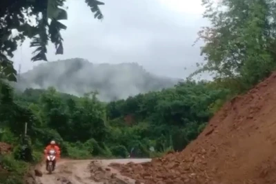 Tuyến đường trên địa bàn xã Trà Cang, huyện Nam Trà My bị sạt lở