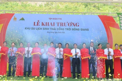 Cắt băng khai trương Khu Du lịch sinh thái Cổng Trời Đông Giang 