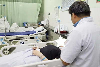 Bệnh viện Đa khoa Vĩnh Đức (thị xã Điện Bàn) tiếp nhận, điều trị bệnh nhân ngộ độc sau khi ăn bánh mỳ Phượng. Ảnh H.D