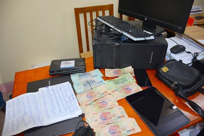 Tang vật tạm giữ của các đối tượng.