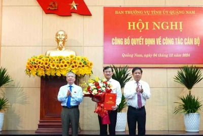 Bí thư Tỉnh ủy Lương Nguyễn Minh Triết và Phó Bí thư Thường trực Tỉnh ủy, Chủ tịch Hội đồng nhân dân tỉnh Nguyễn Đức Dũng trao quyết định và tặng hoa chúc mừng Trưởng Ban Tổ chức Tỉnh ủy Phan Văn Bình.