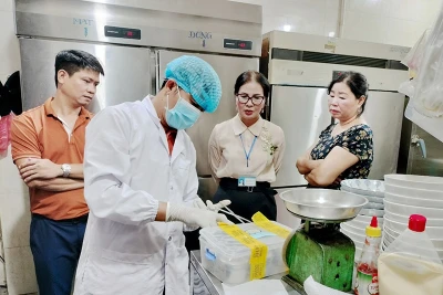 Sau khi xảy ra vụ ngộ độc, ngành y tế Quảng Nam đã lấy mẫu các loại thực phẩm tại cơ sở bánh mỳ Phượng gửi đi kiểm nghiệm 